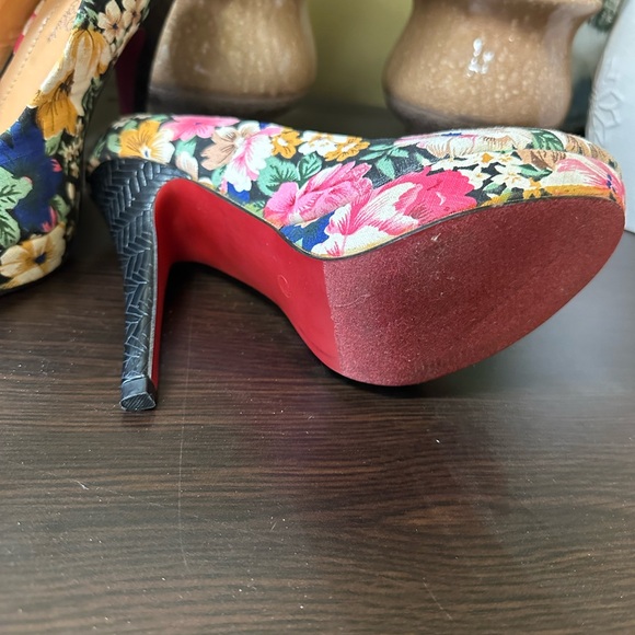Size 6 1/2 -7 flowered heels NWOT - Picture 5 of 8